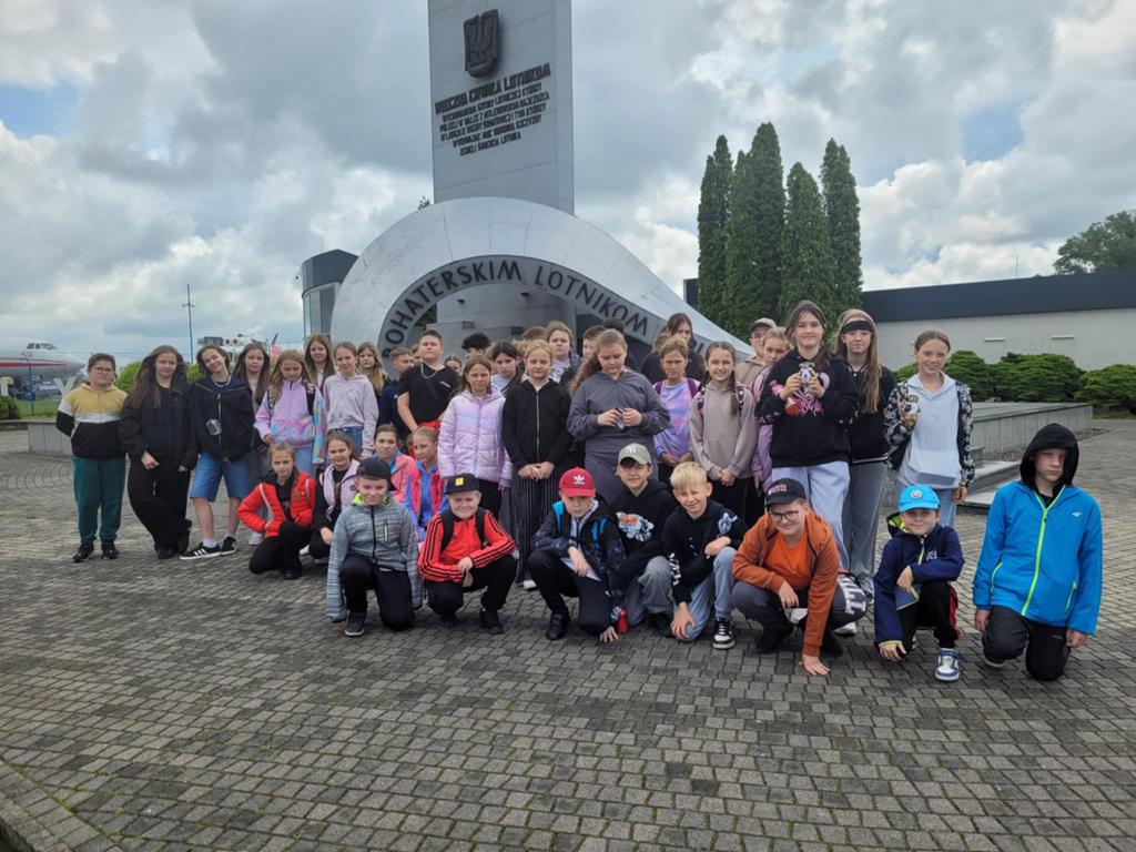 Wycieczka uczniów klas IV–VI do Muzeum Sił Powietrznych  i Farmy Iluzji