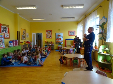 Spotkanie przedszkolaków z policjantem