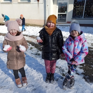 Zabawy dzieci z oddziału 0 na śniegu