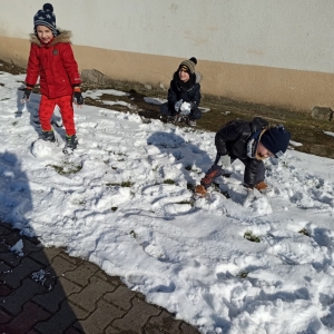 Zabawy dzieci z oddziału 0 na śniegu