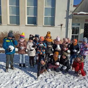 Zabawy dzieci z oddziału 0 na śniegu