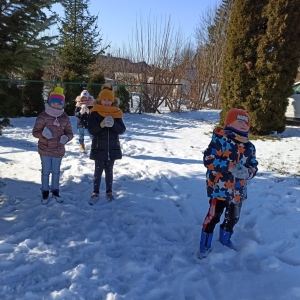Zabawy dzieci z oddziału 0 na śniegu