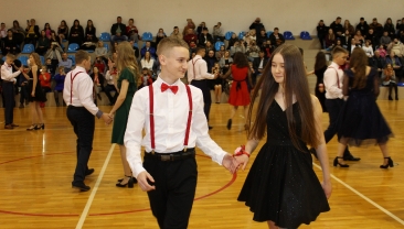 Uczniowie kl. 7 i 8 zatańczyli na balu