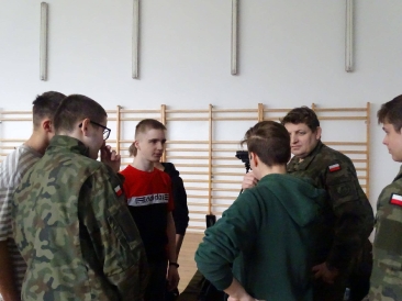 Żołnierze z 19 Nadbużańskiej Brygady Obrony Terytorialnej w naszym liceum