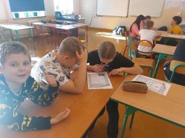 Stacje zadaniowe do lektury „Kajko i Kokosz. Szkoła latania”